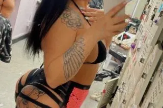 back in town til Monday🥰 sexy white girl - Image 1